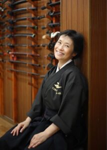 多加野 詩子（たかの　うたこ） 高瀬道場 主宰 殺陣師／アクション指導／ラジオパーソナリティ 高瀬道場入門後、映画「ボクの女に手を出すな」TV 「ランチの女王」など スタントウーマンとして活動。 2008 年女性限定殺陣講座「Cinema Action 殺 陣」を開設、殺陣カルチャーの火付け役に。近年は 映画、ミュージカルなど様々な作品の殺陣技斗師としての活動が活発となっている。 高瀬道場総元締めという噂あり。 