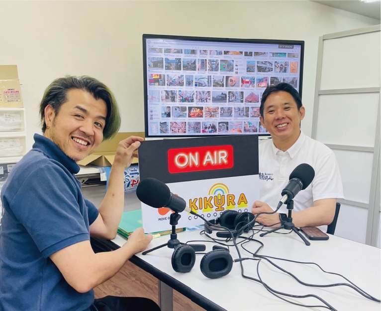 ラジオ収録をする松岡夏樹さんと石川雅章さん